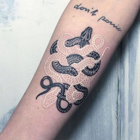 Czarno-białe tatuaże węża autorstwa Mirko Sata