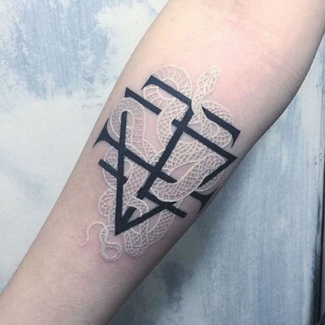 Czarno-białe tatuaże węża autorstwa Mirko Sata