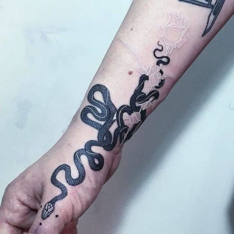 Tatuajes de serpientes en blanco y negro de Mirko Sata
