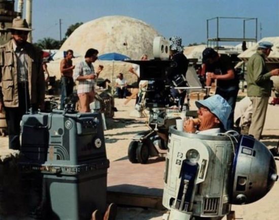 HVIL I FRED. "R2-D2" Kenny Baker