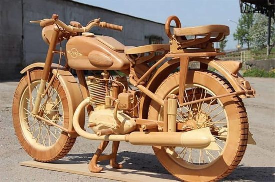Moto entièrement en bois