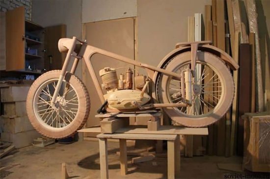 Motorrad komplett aus Holz