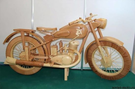 Motorcykel gjord helt av trä