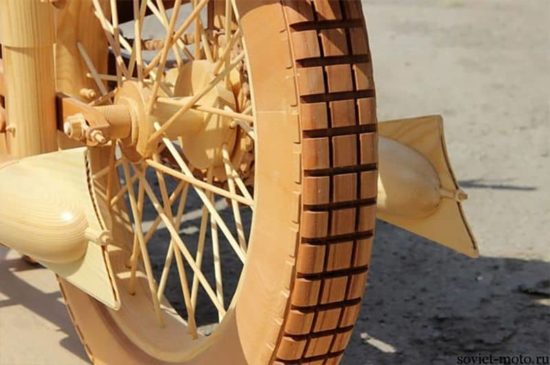 Motocykl vyrobený výhradně ze dřeva