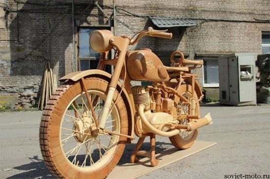 Motocykl wykonany w całości z drewna