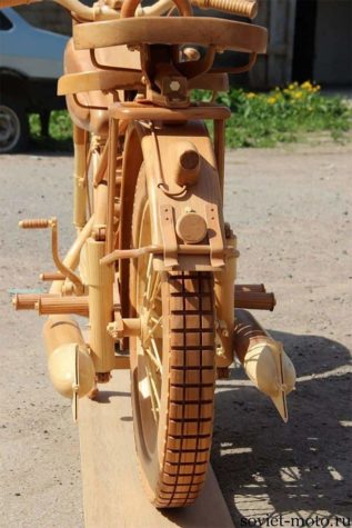 Motocykl vyrobený výhradně ze dřeva